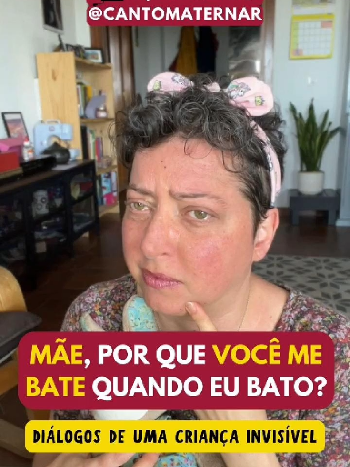 Como esperar que a criança aprenda a não bater quando está nervosa se nós batemos nela porque ficamos nervosos com o comportamento dela? Quando nossos filhos chegam ao ponto de bater, temos que entender que eles estão desregulados emocionalmente e em estado de luta ou fuga. Eles precisam de ajuda para se autorregular e bater neles não só vai aumentar a sensação de ameaça deles, como não vai ensiná-los a se autorregularem. Claro que devemos colocar limites e ensiná-los a não bater quando estão nesse estado, mas temos que entender que eles precisam de prática para desenvolver a habilidade de não reagir de forma impulsiva nessas horas. Não é fácil conter o corpo, ainda mais com um cérebro imaturo, por isso eles precisam da nossa ajuda para se autorregular. Bater numa criança para ensiná-la a não bater não tem sentido nenhum, não só ela não aprende com isso a se autorregular como também tem um exemplo incoerente de como agir: tudo bem o adulto bater quando se sente ameaçado (pelo comportamento agressivo da criança), mas não está tudo bem a criança bater quando se sente ameaçada (ninguém bate gratuitamente, a menos que se sinta ameaçado por algo). Pais deveriam ser exemplo digno de ser imitado e quando acreditam que tudo bem bater, ensinam a bater (ou normalizam que tudo bem apanhar de quem se ama - brecha pra criança se meter em relacionamentos abusivos no futuro). Faz sentido pra você? Deixe sua opinião nos comentários. 👇👇👇 Quer saber como recuperar e proteger a autoestima do seu filho? 🙋‍♀️ Inscreva-se na minha masterclass A Autoestima da Criança pelo link do meu perfil. ✍️ Maíra Soares (@cantomaternar)