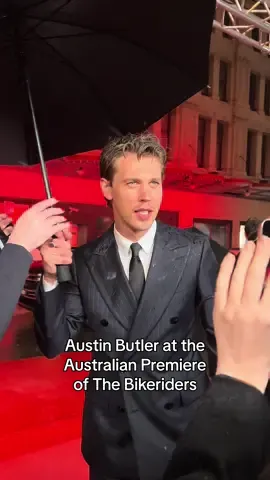 rain, hail or shine, Austin always brings the heat 🔥 #austinbutler #austinbutlerpremiere #austinbutlerinterview #austinbutleredit #austinbutlersydney #thebikeriders #thebikeriderspremiere #thebikeridersmovie #movietok #filmtok  #redcarpet 