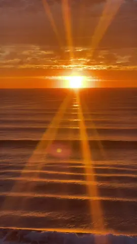 Pure magic ✨🧡 #sunrise #ocean #burleighheads #goldcoast #morningroutine #Outdoors #morning #queensland 