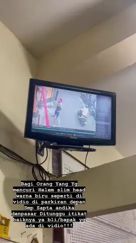 WASPADA PENCURIAN HELM !!! #viraltiktok #fypシ゚viral #pencurianhelm #smpsaptaandikadps #denpasarviral #denpasarnow #pencuri #viral 