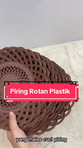 Deskripsi Produk Piring Anyaman Rotan Plastik Cantik - Diameter 25 cm - Pilihan warna hanya coklat  - Dapat dipakai berkali-kali - Tidak mudah rusak - Mudah digunakan, tinggal lapisi dengan kertas minyak atau daun pisang. Kemudian lapisan kertas minyak tersebut langsung dibuang. Piring masih bersih tidak perlu dicuci - Cocok digunakan saat acara arisan, ulang tahun, maupun perayaan lainnya.#fypシ゚viral #fyp #fypage#rotan#piringrotanplastik #piringrotanplastik 