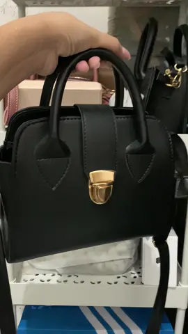 uhuuuu cakep pol  #mybagcollection #slingbag #handmadeshoesby #fypシ゚viral #fyp #4u 
