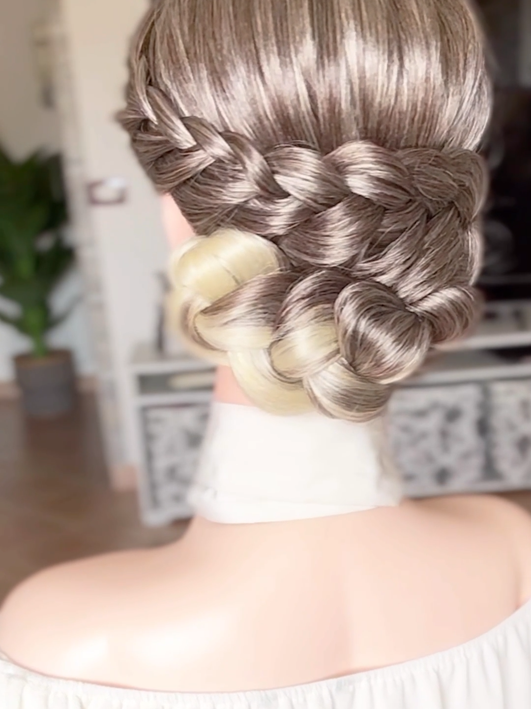 Sleek bun, sleek vibes!💁‍♀️ #braidsformyhair #braidsbraidsbraids #braidseason #braidupdo #updo #updohairstyles #Updostyles #hairstyles #hairtutorial #hairtips #hairtransformation #hairhack #hairgoals #hairglamvideos #hairideas #creativehair #frenchbraid #viraltiktok #dutchbraids #waterfallbraid #acconciature #peinados #hairtok #trending #summerhair #autumnhair #winterhair #hairgoals