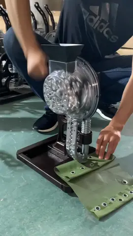 One Popular Device,  Automatic feeding system eyelet Punching Machine For All kinds of Film Banner Textile Cloth and Fabrics.