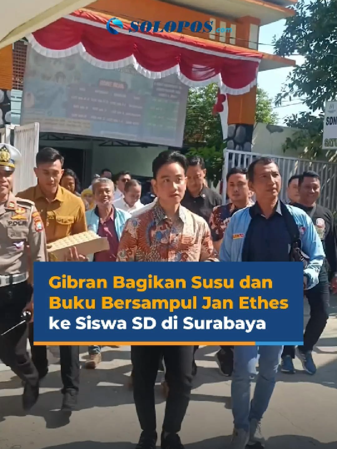 Gibran bagi-bagi susu dan buku bersampul Jan Ethes ke siswa SD Negeri Margorejo VI/524 Surabaya, Kamis (6/6/2024) setelah melakukan silaturahim ke kediaman Gubernur Jawa Timur periode 2019-2024 Khofifah Indar Parawansa. #gibranbagibukusampuljanethes #bukusampuljanethes #gibranbagisusu #gantungankuncigibran #gibran #gibranrakabumingraka #gibranviral #gibranbagisusubuku #bolonemase #bolonemasesurabaya #surabaya #viralsurabaya #fyp #viral #beritatiktok #beritaterkini