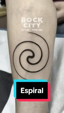 Un espiral simboliza crecimiento, evolución y la naturaleza cíclica de la vida, la muerte y el renacimiento. Representa energía dinámica, conexión con la naturaleza, transformación, equilibrio, armonía y espiritualidad, especialmente en la cultura celta. #spiral #espiral #spiraltattoo #espiraltattoo #espiraltatuaje #tatuajeespiral #crecimiento #evolucion #muerte #equilibrio #armonia #espiritualidad #tattoos #tattoo #tatuajes #tatuaje #capcut1min 