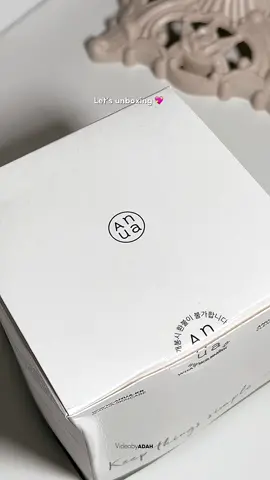Must have! Now i tahu why this toner pad viral 😭 Anua Heartleaf 77 Clear Pad, sangat membantu untuk kecilkan pores, sebum care, improve skin texture, soothing and calming and reduce redness. Sesuai untuk semua jenis kulit, termasuk kulit sensitive.  Contains 77% Heartleaf Extract - for calming effect. ✅ Boleh digunakan setiap hari. Mengandungi PHA dan physical exfoliation for eliminate clogged pores, blackheads and breakout. Also can helps to achieve smooth skin and glass skin. ✨ Don’t forget to try pretty! 🌿✨ @Anua Malaysia  #anua #anuamalaysia #anuatonerpad #anuaheartleaf77 #anuaheartleaf77toner #tonerpad #stylekoreanmalaysia 