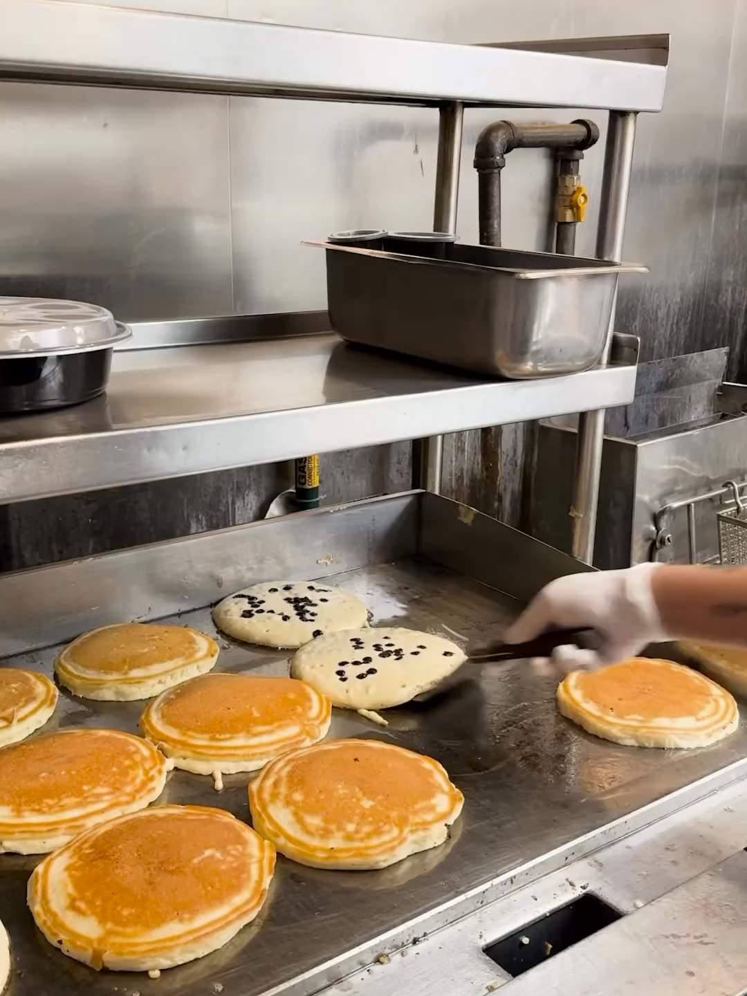 Ditch the boring brunch scene and head to @clintonstbakingco on New York’s Lower East Side 🥞 💡BD Tip: While their fluffy stacks with warm maple butter are all incredible, the wild Maine blueberry ones are next-level! 🫐 📽️ Beautiful Destinations team 📍 @clintonstbakingco, New York, USA #pancakesnyc #fluffypancakes #newyork #delicious #food