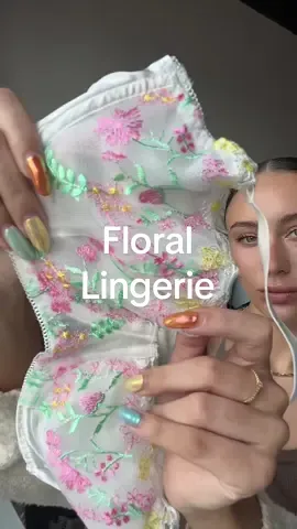 How beautiful is this lingerie set!!! The perfect florals for summer 🌺🌸🌼 #lingerie #underwear #bralette #bra 