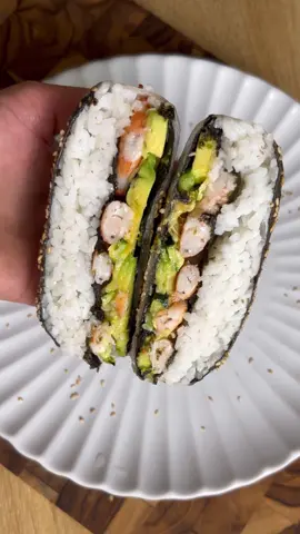 BURGER FAÇON SUSHI 🍣 Ingrédients : - 1 feuille de riz (grande taille)  - 1 feuille de nori, coupée en quatre petits carrés - Riz à sushi cuit - 6-7 crevettes cuites - Courgettes grillées en fines lamelles (ou concombre en tranches fines) - 1/2 avocat, tranché - Graines de sésame - Sauce tamari (pour la dégustation) Instructions : 1. Trempez la feuille de riz dans l’eau pendant 1 à 2 secondes. 2. Placez la feuille de riz sur une assiette pour éviter qu’elle colle. 3. Déposez un carré de feuille de nori sur la feuille de riz. 4. Ajoutez une couche de riz à sushi en formant un carré. 5. Recouvrez avec un autre carré de feuille de nori. 6. Disposez les crevettes sur la feuille de nori. 7. Superposez avec les lamelles de courgettes grillées (ou les tranches de concombre). 8. Ajoutez les tranches d’avocat. 9. Recouvrez avec un dernier carré de feuille de nori. 10. Repliez les côtés de la feuille de riz pour former une forme de burger carré/ronde. 11. Parsemez les deux côtés de graines de sésame. 12. Faites griller le burger quelques minutes de chaque côté dans une poêle huilé jusqu’à ce qu’il soit doré. 13. Coupez en deux et dégustez. #SushiBurger #NoriBurger #CuisineFusion #RecetteAsiatique #HealthyEats #FaitMaison #GourmetSnack #AvocadoLover #SeafoodDelight #creativecooking 