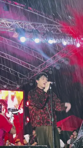 After admiring Daniel John Padilla Ford as my first crush since 2011, I finally saw him in person! Despite the crowd, heat, and rain, nothing compares to how happy I am. This night was unforgettable. Manifesting this moment for so long, I hope to get a photo with you soon. I love you, DJ Padilla! 🫶🏻🤍 #danielpadilla #kathniel #djp #danielford 