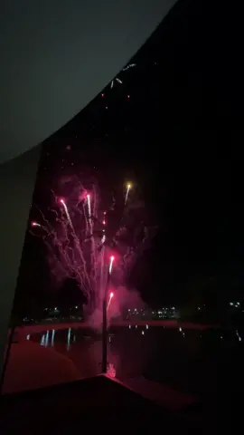 Fireworks on our last night thanks to the scentsy event that was going on here 🙏🏼 View from our room 😊  #hawaii#fireworks#Lifestyle#momlife#momsover30#beach 