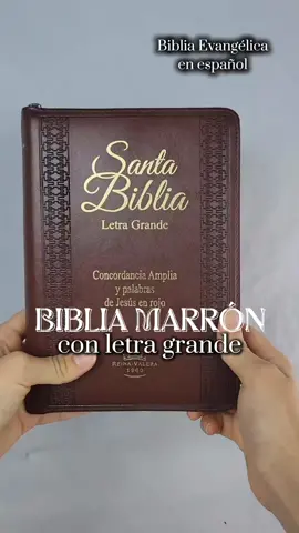 Biblia Reina Valera 1960 con letra grande 12 puntos color marrón. Incluye palabras de Jesús en rojo, índice, y forro. Disponible aquí por tiempo limitado. #fyp #foryou #parati #paratipage #biblia #regaloscristianos #jesusteama #amen