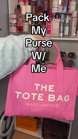 Gotta stay ready at all times 💕#whatsinmybag #packmypurse #whatsinmypurse #pursetok #marcjacobs #purseessentials @marcjacobs 