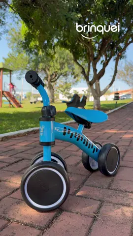 🚶♂✨ Conheça o Andador Infantil da Brinquei! Fácil de montar em apenas 3 minutos, sem necessidade de ferramentas. Perfeito para ajudar seu filho a desenvolver equilíbrio e caminhar com segurança. Sem pedais e com rodas fechadas, evita que a criança prenda os pés. A direção limitada a 135 graus e a ausência de parafusos expostos garantem segurança máxima. Pneus antiderrapantes e resistentes evitam escorregões. Com estrutura de aço carbono, é durável e pode ser usado tanto em ambientes internos quanto externos. Ajuda no desenvolvimento da força muscular, equilíbrio, confiança e coordenação, facilitando a transição para a bicicleta sem rodas de apoio. 👉 Adquira o seu no link da bio! 📲 #Brinquei #AndadorInfantil #DesenvolvimentoInfantil #EquilíbrioEConfiança #SegurançaParaSeuFilho #DiversãoGarantida