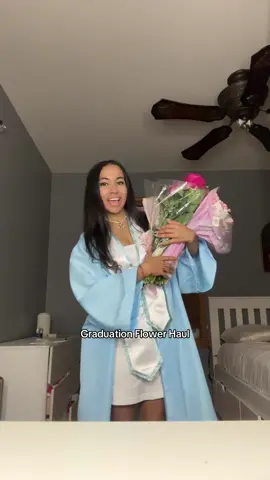 Graduation flowers🩷 #graduation #grad #fyp #foryou #makeup #preppy 