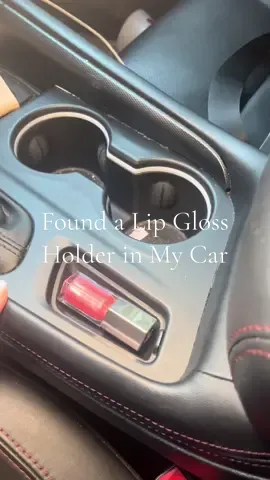 @Fenty Beauty I found the best lip gloss holder in the car 🫶🏻  #fentybeauty #fentylipgloss #lipglossholder #beautyhacks #fypシ゚viral #girlypop 
