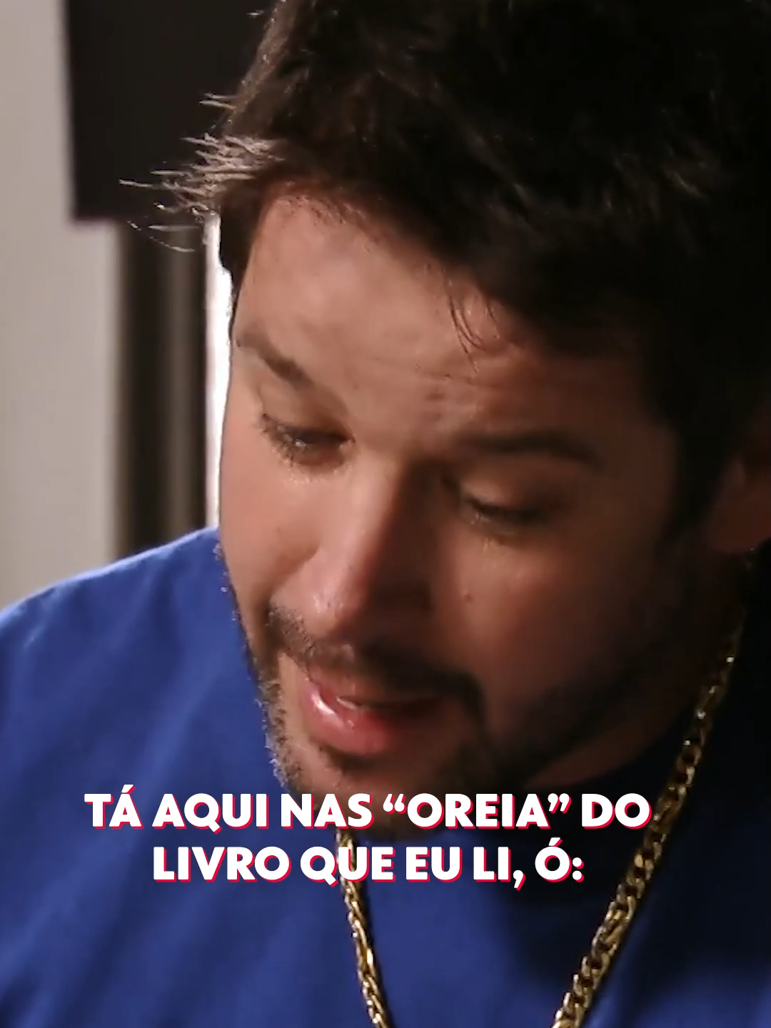 Tufão lendo Memórias Póstumas de Brás Cubas está passando na sua tela! 🫵 #AvenidaBrasil atemporal demais. ✍️ #memoriaspostumasdebrascubas #aovermequeprimeiroroeu #sotaquecarioca #machadodeassis  #PraTodosVerem: No vídeo, há o trecho da novela 