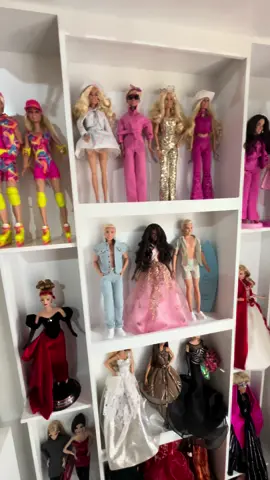 Amo mi colección de barbies ✨💞😻  #barbiegirl #BarbieMovie #barbiecollector #barbie #barbiedoll #barbiestyle #doll #mattel #barbieextra #barbietiktok #barbiegirl #barbiecollector #dolls #ilovepink #fashion #dollcollector #hair #barbiefashion #collection #all #Love #pink #bvdcollector #beauty #barbieextramini #fashiondoll #barbiefashionista #extra #barbieworld #plasticlife 