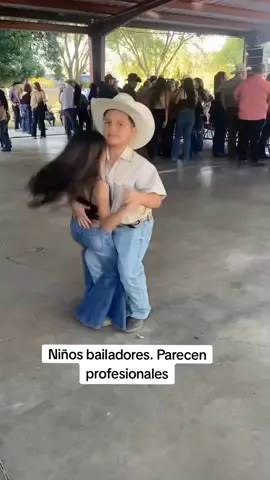 Niños bailadores. Parecen profesionales. #niños #bailar #profesionales #banda #quebradita 