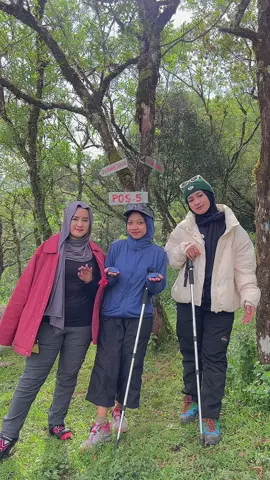 Perjalanan yang begitu panjang namun menyenangkan✨ Setiap di tanya kenapa mau naik gunung ya jawaban ku selalu sama, cobalah rasakan naik gunung sekali aja, biar tau enaknya naik gunung itu apa ? Bukan soal pemandangan yang indah aja, tetapi cerita perjalanan yang ada ada aja yang ga pernah ada habisnya bila di ceritakan🤣🥰 #CapCut #adventure #pendaki #fypage #visitsulsel #xyzbca #cegil #lembahramma1620mdpl 