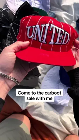 Buying some cool vintage football caps from a stall at the carboot sale #thecarbootguy #carboot #carbootsale #carbootsaleuk #carbootfinds #carboothaul #CapCut 