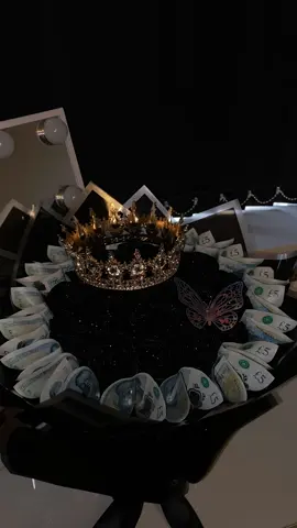 Your sign to buy her a money bouquet! 😻😻 #fyp #foryou #trending #foryoupage #foreverflowers #glitterroses #birthday #birthdaygirl #tiktok #xybca #weddingtiktok 