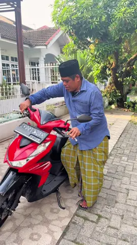 Nah kan ga hilang sandalnya🤣🤣#komedi #kocak #samasamaketawa #fypdoooooooongggggggg 
