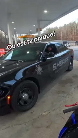 Il tombe sur le policier avec lequel il a fait une course poursuite 😨😳#adrenaline #sensation #moto #vitesse #motards #motorcycle #biker #cops #foryou #fyp #pourtoi #police #coolcops #officier 