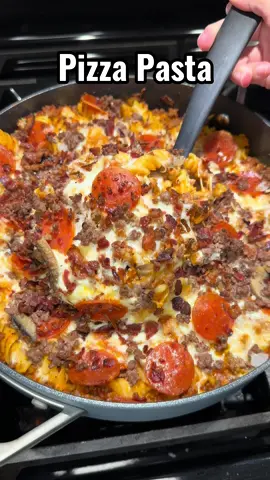 Pizza Pasta!! Look at that cheese pull 😮‍💨🔥 Full recipe on my website!! 🔥🔥 #pizza #EasyRecipe #quickrecipes #DinnerIdeas #fastdinnerideas #pasta 