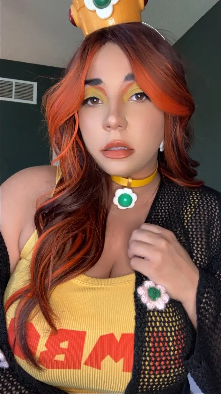 Hi! I’m Daisy 🌼 Can I be your favorite? 🥺 Princess Daisy Set: Crown, Choker, Tank top & Earrings created by Outtalinecosplay on Insta 💛 #fyp #foryou #makeuplook #princessdaisy #princessdaisycosplay #cosplay 