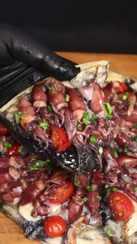ホタルイカのピザ🍕Firefly Squid Pizza🦑🇯🇵 #pizza #seafood #squid #ホタルイカ#海鮮 
