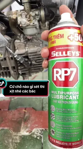 Cứ chỗ nào gỉ sét thì xịt cái này nhé các bác #chaixitrp7 #lamsachgiset #rp7 #phukienxemay 
