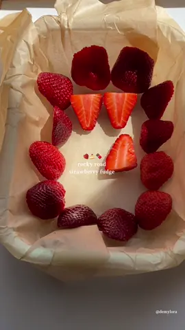 Full recipe in my ebook🍓link in bio!  ig: @demylora #strawberries#fudge#chocolatefudge#girltherapy#baketok 