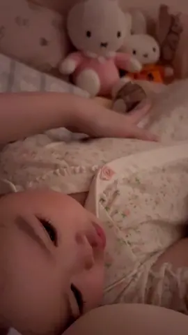 POV : punya anak bayi suka ngoceh sebelum tidur. Buibu anak nya pada gini juga ga sih? 🤣 #fyp #tiktokbaby #cute #cutebaby #babygirl #cutebabygirl #bayigemes #bayitiktok #babymodel #modelbayi #bayilucu #bayiimut #bayiindonesia #bunny #rabbit #lucu #trending #bayiviral #fashionistababy #babyfashion #babystyle #mama #Love #momandbaby  