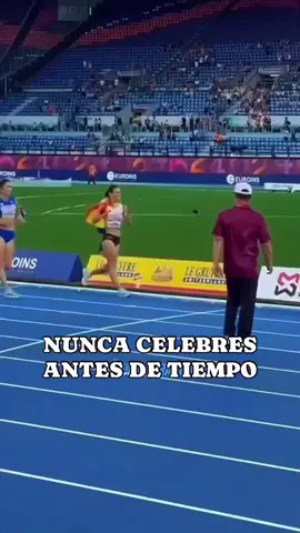 Nunca celebrar antes de tiempo ☺️ #soloeshumor 🤣 perder la medalla a 3 metros de cruzar la línea 🥴 triste Laura 😔