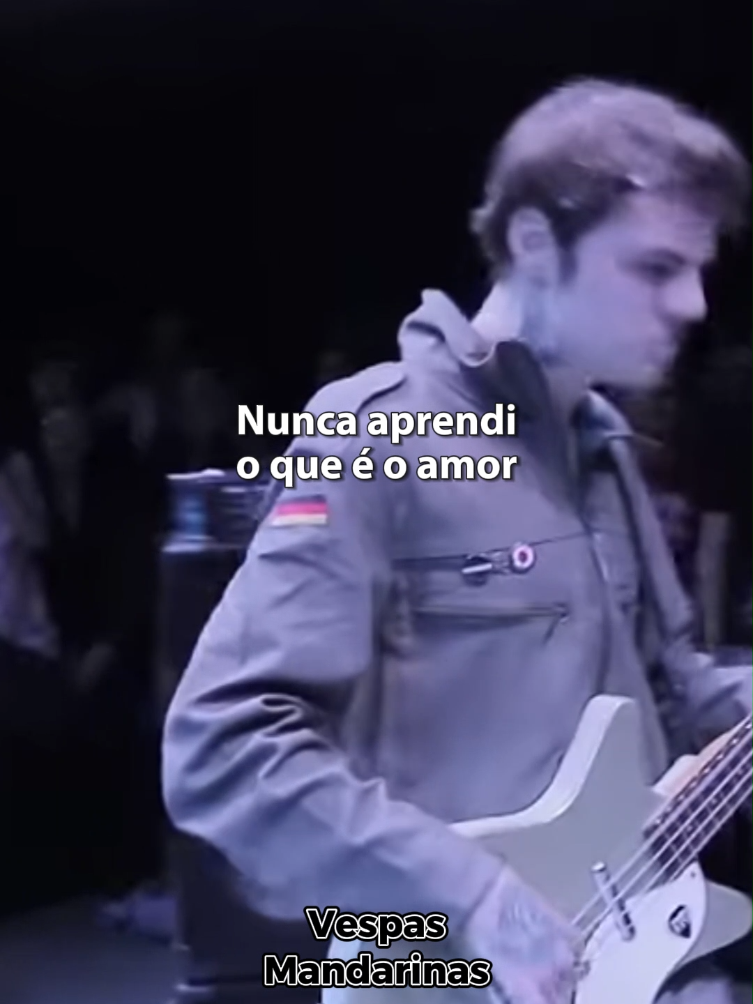 Tentando dar um espacinho a mais para bandas nacionais que eu gosto hoje trago #vespasmandarinas banda que gosto bastante e eu simplesmente amo essa música,       Não sei o que fazer comigo. #rock#rocknacional#legendas
