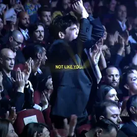 when he was the only one who stood and applauded >> #pınkaan 
