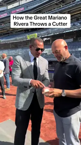 Mariano Rivera teaches A-Rod how to throw a cutter. 🐐 [via @AROD]