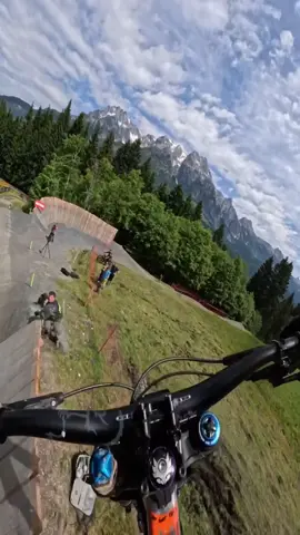 Big crash yestersay at the Downhill world cup in Leogang. Follow me for more 😅 #fail #mtbcrash #mtbfail #mtb 