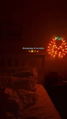 dreaming of october - at least it’s only 114 days away 🎃✨🖤🍁🍂 • • • • #halloweenaesthetic #spookyszn #autumnaesthetic #fallaesthetics #cozycore #cozyapartment #halloweendecor #homebodylife #cozyvibes #cozyhome #cozycore #halloweenvibes #summerween #cozyhomedecor #octobermood #octoberaesthetic #octobervibes #romanticizeyourlife 