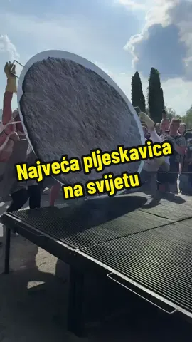 Leskovac više nema najveću pljeskavicu na svijetu! 📍Leskovački žar Kordun, Perovo 27, Kamnik, Slovenija ✨Restoran Leskovački žar Kordun nalazi se uz glavnu cestu na ulazu u Kamnik, nedaleko Ljubljane u Sloveniji. U svojoj ponudi imaju leskovački roštilj, pečenje koje se svaki dan peče na otvorenom u malom kamiončiću preko puta samog restorana te razne druge mesne specijalitete s juga Srbije. Ove godine ekipa je pokušala oboriti leskovački rekord iz 2023. te napraviti najveću pljeskavicu na svijetu! #gastrotrazilica #leskovackirostilj #najvecapljeskavica #guinnessworldrecords #restorani #hrana #rostilj #leskovackizarkordun #kamnik #slovenija #leskovac #foodguide #gdjejesti #fyp #fypage #foryou 