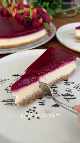 BU ZAMANA KADAR YAPTIĞIM EN İYİ CHEESECAKE 😍😎 . ♥️yeni tariflerimin akışınıza düşmesi için beğenip minik bir yorum bırakır mısınız 🙈♥️ . Sosu o kadar lezzetli oluyor kiii bu zamana kadar yediğim eeeen iyi cheesecake 🤤🤤🤤 asla kırılmayan çatlamayan muhteşem bir cheesecake garanti bir tarif 👌🏼 bu yaptığım orman meyveli sos ile deneyin BAYILACAKSINIZ 😍😍 bu kırmızı meyveli cheesecake tarifimi mutlaka KAYDET ve yapmasını istediğin arkadaşlarına GÖNDER ♥️ Malzeme listesi aşağıda 🌺 . Bu ve daha fazla tarif için YOUTUBE kanalıma ÜCRETSİZ ABONE OLabilirsiniz 🎬👍🏼🔔 . Detaylı tarif videosunu izlemek için biodaki linke tıklayarak yada google’a “Çiçek’in Tarifleri Orman Meyveli Cheesecake Tarifi” yazıp aratarak izleyebilirsiniz 😍♥️💋  . . •••••••••••••••••••••••••••••••• YouTube/ÇiçekinTarifleri . •••••••••••••••••••••••••••••••• . .  ORMAN MEYVELİ CHEESECAKE 2 paket burçak bisküvi  3 yk tereyağ  3 yk süt 500 ml labne peyniri  200 ml krema 3 yumurta 6 yk toz şeker  2,5 tepeleme yk buğday nişastası 1 paket şekerli vanilin 1 çj limon kabuğu rendesi 1 sb böğürtlen 1 sb frambuaz 1 sb çilek 1 sb su 2 yemek kaşığı toz şeker 1,5 yemek kaşığı buğday nişastası YAPILIŞI ✨ bisküvileri robottan geçirip süt ve yağ ile karıştırıp 27cm kelepçeli kalıba alın ve sıkıva bastırarak düzeltin  ✨ labne ve toz şekeri çırpma teli ile iyice karıştırın, nişasta, krema, vanilin ve limon kabuğu rendesini ekleyip karıştırın  ✨ yumurtaları tek tek ekleyip karıştırın ve harcı kalıba dökün ✨ kalıbın etrafını alüminyum folyo ile sarın ✨ fırının tabanına bir içinde sıcak su olan tepsi koyup cheesecake’i fırına alın ve 170C ayarlayıp 35dk pişirin ✨ fırının kapağının hafif aralayıp tamamen soğuyana kadar dinlendirin  ✨ sos için meyveleri su ve toz şekeri tavaya alıp meyveleri yumuşayana kadar pişirin ve spatula ile ezin ✨ nişastayı 2 yk su ile açıp sosa ekleyip kaynayana kadar karıştırarak pişirin  ✨ sosu süzgeçten geçirin ve cheesecake’in üzerine döküp 1 gece dinlendirin AFİYET OLSUN 😋  . #cheesecake #cheesecaketarifi #tatlıtarifleri #tatlitarifleri #kolaytarifler #kolaytatlıtarifleri #beşçayı #beşçayıtarifleri #frambuazlıcheesecake  #çiçekintarifleri #çiçekintarifleriyoutube 