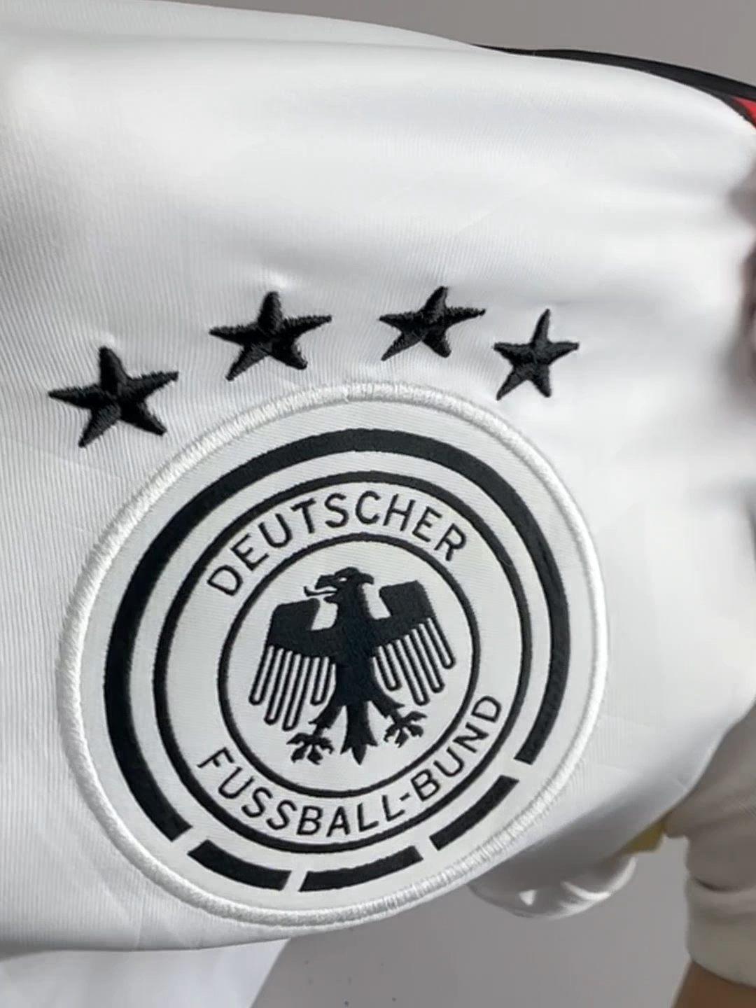 🏆🇩🇪 Camisola Principal da Alemanha - Euro 2024 🇩🇪🏆 Vista a paixão pelo futebol alemão com a força e precisão de um motor alemão! 🔥 A camisola principal da seleção alemã para o Euro 2024 já está disponível na nossa loja online. Ideal para apoiar os Die Mannschaft com estilo e conforto. 🌟 ⚽️ Características: - Material de alta qualidade - Design oficial - Disponível em todos os tamanhos 🚚 Entrega em até 15 dias!Garante já a tua antes que esgote! 📩 Para comprar, manda mensagem no direct! #Euro2024 #Alemanha #DieMannschaft #CamisolaAlemanha #ApoiaAlemanha #Futebol #Paixão #ForçaDieMannschaft #VesteBranco #EntregaRápida 🛒 Não percas tempo e mostra o teu apoio com a precisão de um motor alemão! 🇩🇪✨