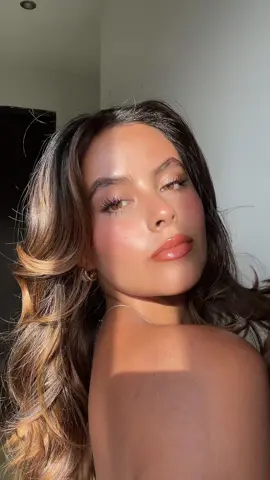 Loving this makeup 🤍✨ @Hourglass Cosmetics @Clinique @Huda Beauty @Kylie Cosmetics #makeup #glow 