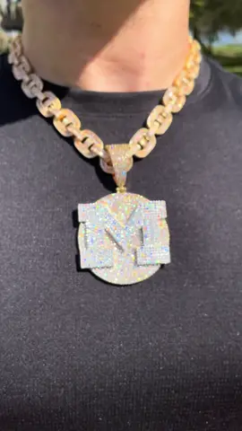 Ready to take your look to the next level? ⚡️ If the answer is yes, customize your unique icy pendant at; www.iceypyramid.com 💎 #pendant #icedout #menspendant #hiphop #jewelry #mensjewelry #icedoutjewelry #rappers #hiphopdance #vvs #icedoutchain 