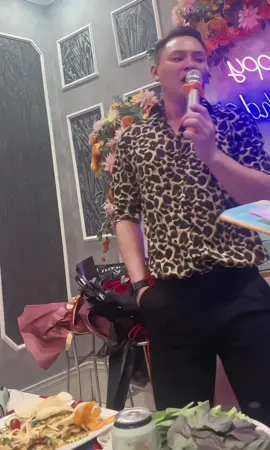 Lâu lắm rồi mới cầm mic.kkk