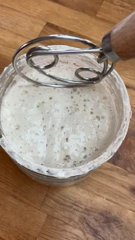 Hands up if you do this every single day and plan on doing it every single day forever more #sourdough#sourdoughstarter#starter#starterbubbles#activestarter