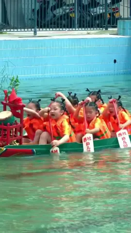 Wondering how Chinese kids celebrate the Dragon Boat Festival? Just take a look at the mini dragon boat race in our kindergarten swimming pool! #dragonboatfestival #dragonboat #race #china #duanwu #tradition #chinatravel #celebration Credit to 707263985 and 7525397215 on Xiaohongshu.