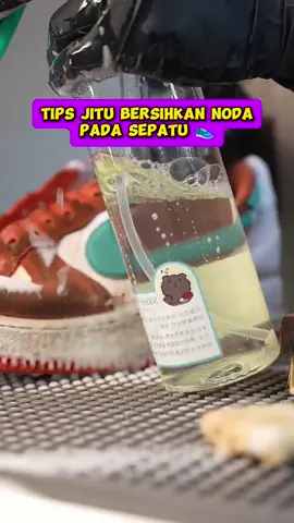Ini nih cara yang bener buat hilangkan noda sepatu #masukberandafyp #nodasepatu #penghilangnodasepatu #sabunsepatu #sabunsepatumurah #pembersihsepatu 
